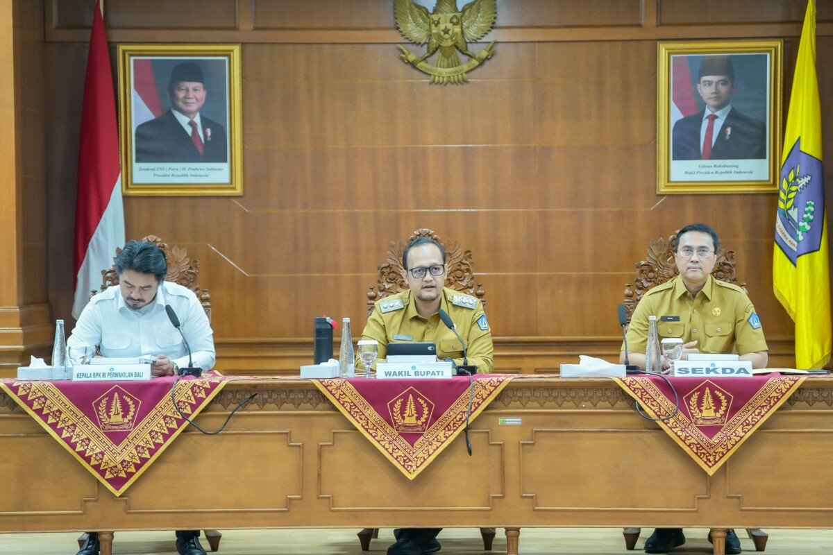 Wabup Bagus Alit Sucipta didampingi Sekda IB. Surya Suamba saat menerima exit meeting BPK RI Perwakilan Bali di Ruang Kriya Gosana, Puspem Badung, Senin (5/10). Wabup Bagus Alit Sucipta didampingi Sekda IB. Surya Suamba saat menerima exit meeting BPK RI Perwakilan Bali di Ruang Kriya Gosana, Puspem Badung, Senin (5/10).