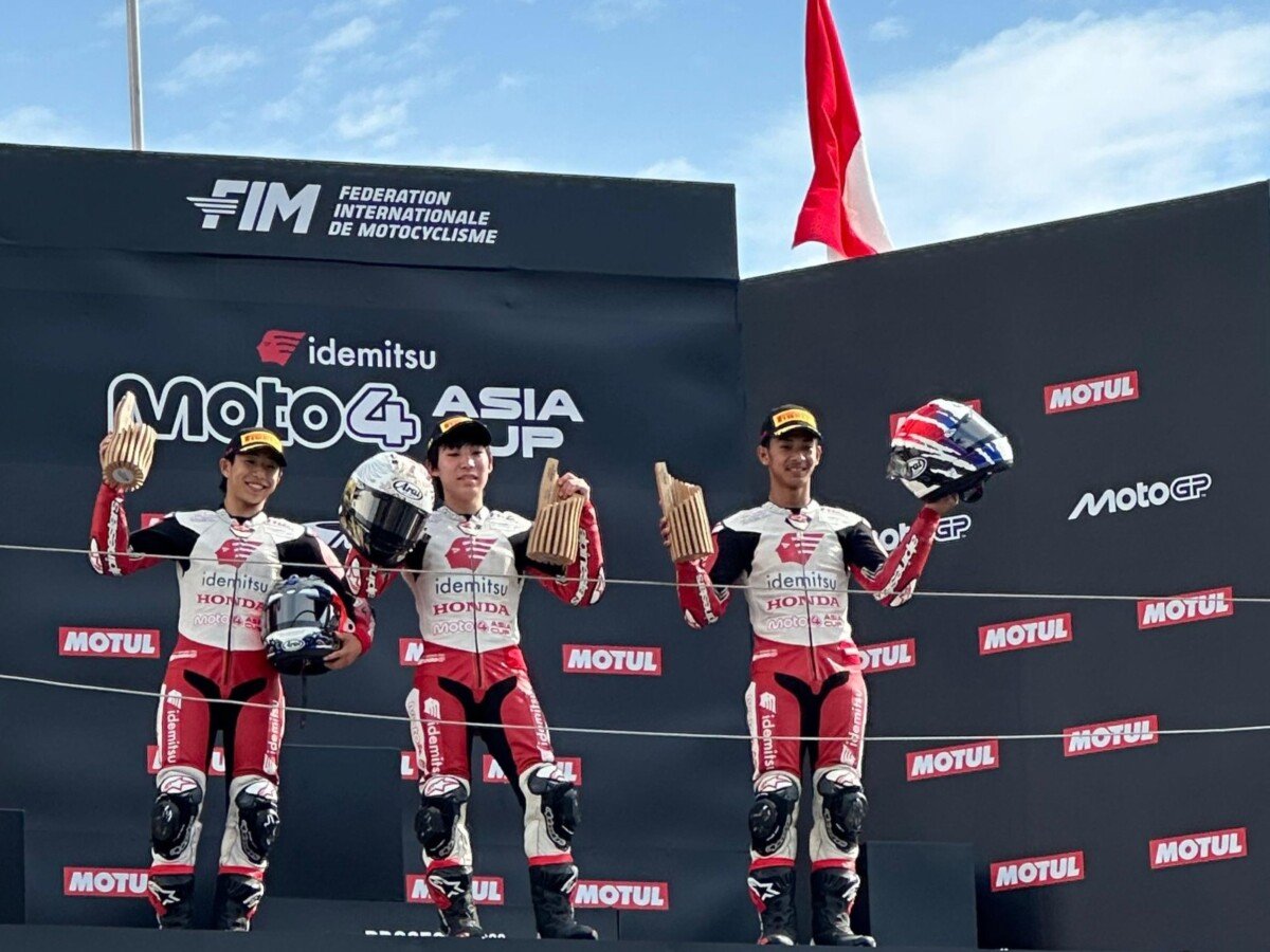 Pebalap binaan PT Astra Honda Motor (AHM) Muhammad Badly Ayatullah (kanan) berhasil meraih podium ketiga pada ajang Idemitsu Moto4 Asia Cup (IM4AC) 2026 race kedua di seri ketiga yang digelar di Mobility Resort Motegi, Jepang, Minggu, 4 Oktober 2026. Pebalap binaan PT Astra Honda Motor (AHM) Muhammad Badly Ayatullah (kanan) berhasil meraih podium ketiga pada ajang Idemitsu Moto4 Asia Cup (IM4AC) 2026 race kedua di seri ketiga yang digelar di Mobility Resort Motegi, Jepang, Minggu, 4 Oktober 2026.