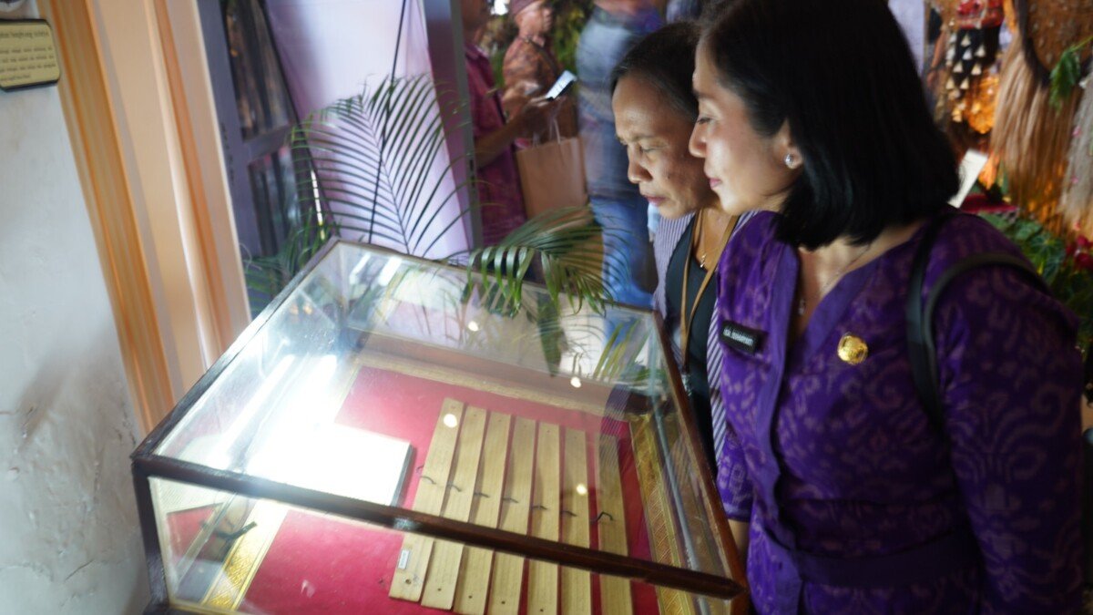 Pameran Kawisesan yang digelar Gedong Kirtya di Museum Sunda Ketjil, Buleleng, menghadirkan koleksi lontar tentang pengetahuan leluhur sebagai upaya melestarikan warisan budaya Bali dan mengenalkannya kepada generasi muda. Pameran Kawisesan yang digelar Gedong Kirtya di Museum Sunda Ketjil, Buleleng, menghadirkan koleksi lontar tentang pengetahuan leluhur sebagai upaya melestarikan warisan budaya Bali dan mengenalkannya kepada generasi muda.