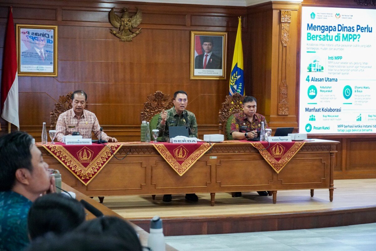 Sekda Surya Suamba didampingi Asisten Perekonomian dan Pembangunan, I Made Agus Aryawan saat Rakor Teknis Pelayanan Perizinan di Ruang Rapat Kriya Gosana, Puspem Badung, Selasa (13/10). Sekda Surya Suamba didampingi Asisten Perekonomian dan Pembangunan, I Made Agus Aryawan saat Rakor Teknis Pelayanan Perizinan di Ruang Rapat Kriya Gosana, Puspem Badung, Selasa (13/10).