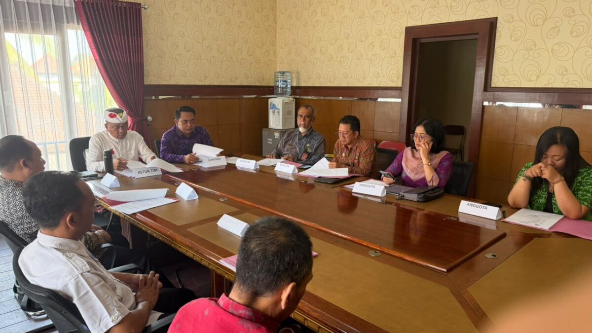 Sekda Bangli I Dewa Bagus Riana Putra memimpin rapat disiplin ASN terkait pegawai DPUPRPerkim yang terancam sanksi penurunan kelas jabatan akibat tidak masuk kerja tanpa keterangan selama 72 hari. Sekda Bangli I Dewa Bagus Riana Putra memimpin rapat disiplin ASN terkait pegawai DPUPRPerkim yang terancam sanksi penurunan kelas jabatan akibat tidak masuk kerja tanpa keterangan selama 72 hari.