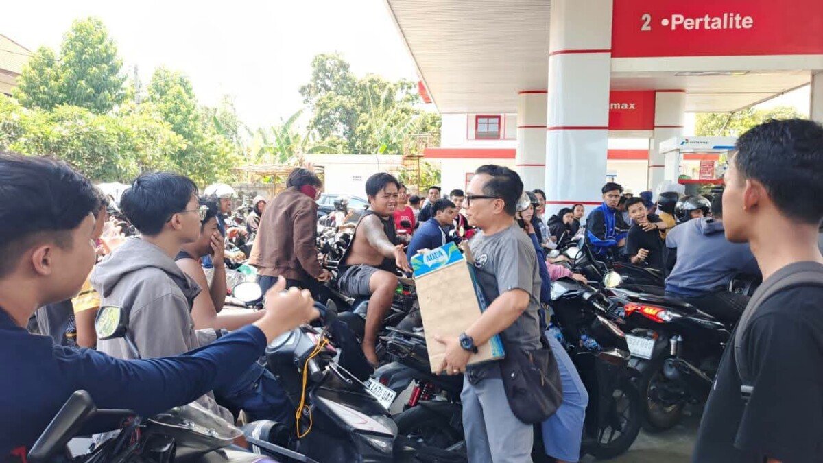 Pemkab Buleleng bersama warga Kampung Bugis membagikan air mineral dan paket makanan kepada masyarakat yang mengantre BBM sebagai wujud kepedulian dan upaya meringankan beban warga. Pemkab Buleleng bersama warga Kampung Bugis membagikan air mineral dan paket makanan kepada masyarakat yang mengantre BBM sebagai wujud kepedulian dan upaya meringankan beban warga.