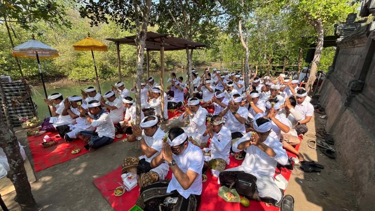 Pemkab Jembrana mengisi perayaan Tumpek Wayang dengan persembahyangan bersama, sosialisasi rencana PLTS, pameran pertanian lokal, dan aksi bersih sampah sebagai upaya menjaga lingkungan serta mendukung pembangunan berkelanjutan. Pemkab Jembrana mengisi perayaan Tumpek Wayang dengan persembahyangan bersama, sosialisasi rencana PLTS, pameran pertanian lokal, dan aksi bersih sampah sebagai upaya menjaga lingkungan serta mendukung pembangunan berkelanjutan.