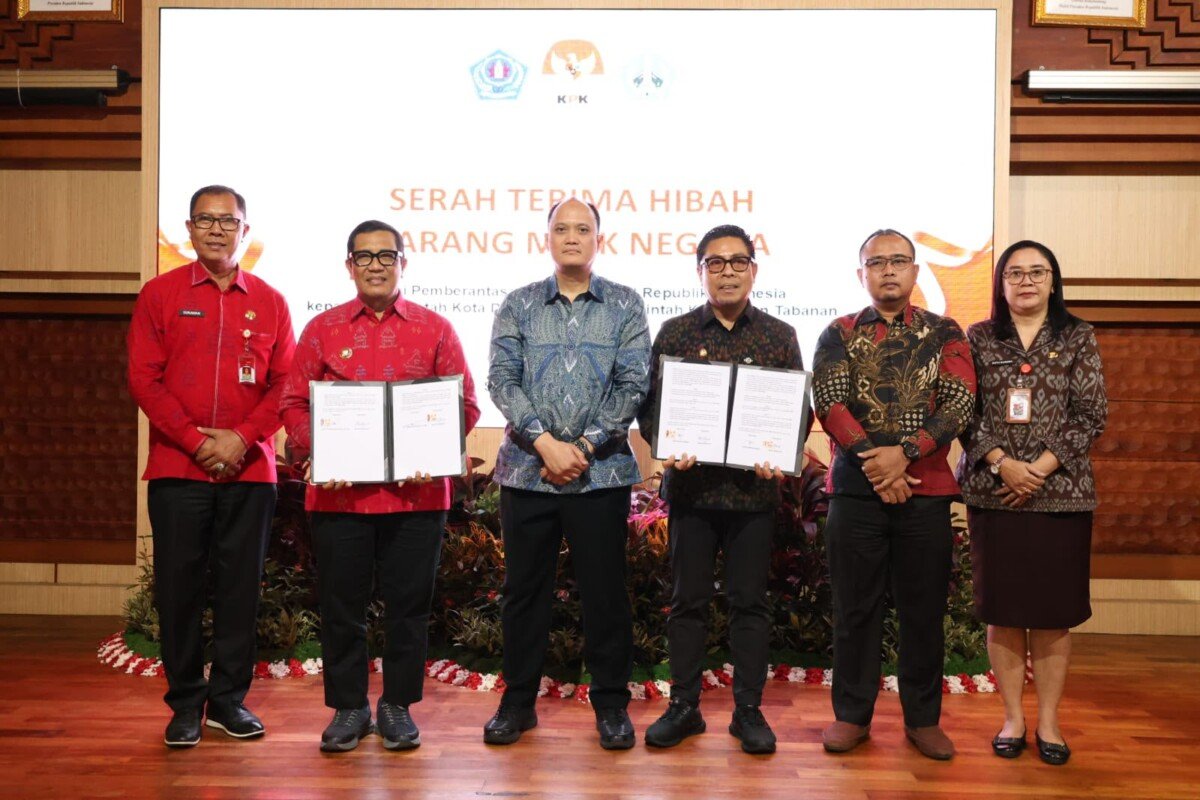 Pemkot Denpasar menerima hibah tanah rampasan negara senilai Rp1,16 miliar dari KPK RI yang akan dimanfaatkan untuk mendukung pembangunan dan peningkatan pelayanan publik bagi masyarakat. Pemkot Denpasar menerima hibah tanah rampasan negara senilai Rp1,16 miliar dari KPK RI yang akan dimanfaatkan untuk mendukung pembangunan dan peningkatan pelayanan publik bagi masyarakat.
