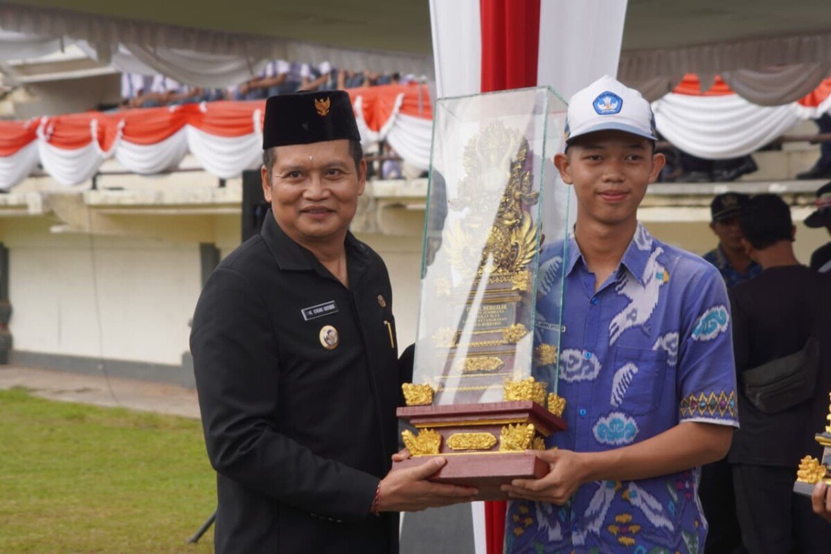 Bupati Jembrana I Made Kembang Hartawan memimpin peringatan Hari Sumpah Pemuda ke-98 sekaligus menyerahkan penghargaan kepada pemenang Lomba PBB Bupati Cup II untuk mendorong semangat disiplin dan patriotisme generasi muda.