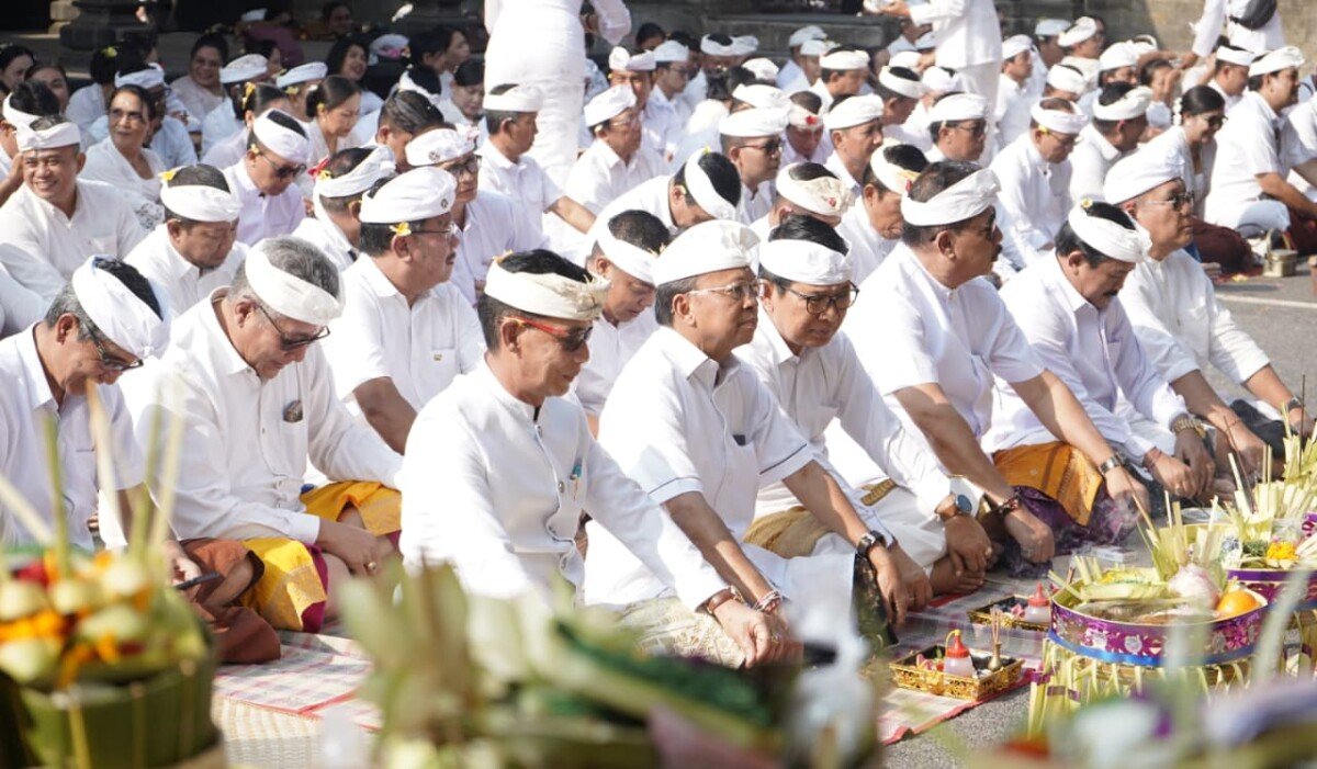 Gubernur Bali Wayan Koster melaksanakan persembahyangan Tumpek Wayang di Pura Er Jeruk sekaligus mengajak masyarakat menjaga nilai Sad Kerthi dan kelestarian alam serta budaya Bali.