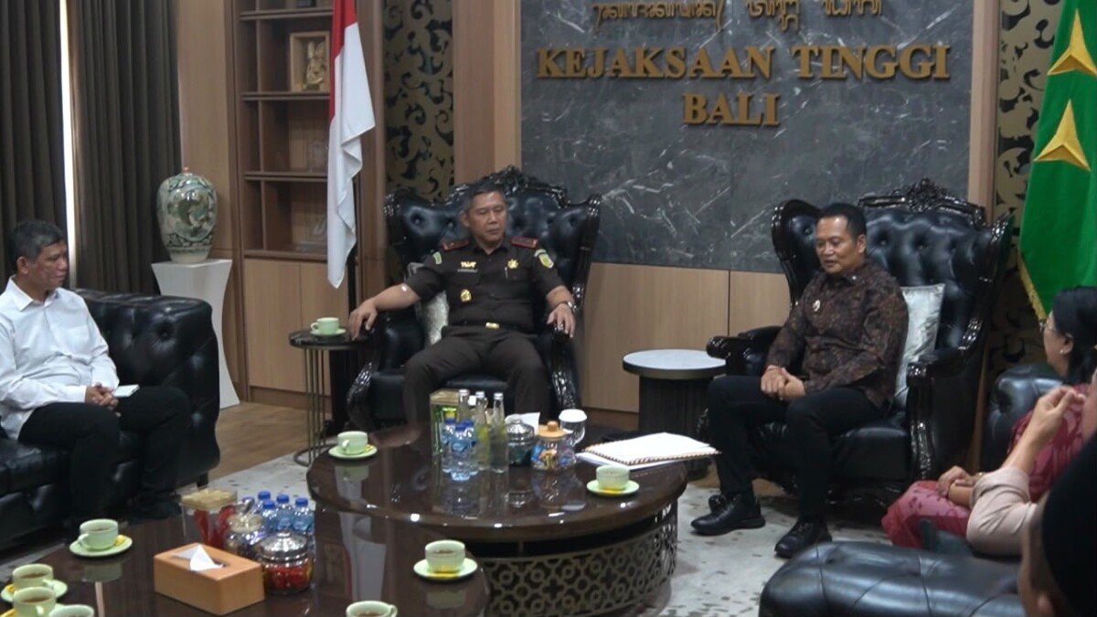 Bupati Kembang Hartawan dan Kajati Bali memperkuat sinergi penegakan hukum serta membahas kepastian status tanah masyarakat Gilimanuk untuk mendukung pembangunan dan kesejahteraan warga Jembrana. Bupati Kembang Hartawan dan Kajati Bali memperkuat sinergi penegakan hukum serta membahas kepastian status tanah masyarakat Gilimanuk untuk mendukung pembangunan dan kesejahteraan warga Jembrana.