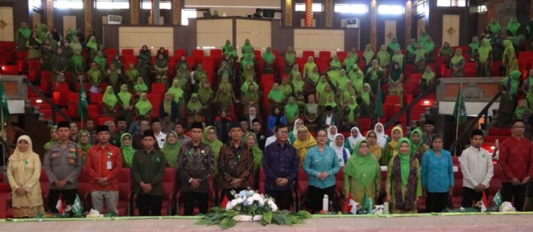 Bupati Buleleng I Nyoman Sutjidra mengajak Muslimat NU memperkuat peran perempuan, menjaga kerukunan, dan bersinergi dengan pemerintah dalam membangun keluarga tangguh serta masyarakat yang sejahtera.