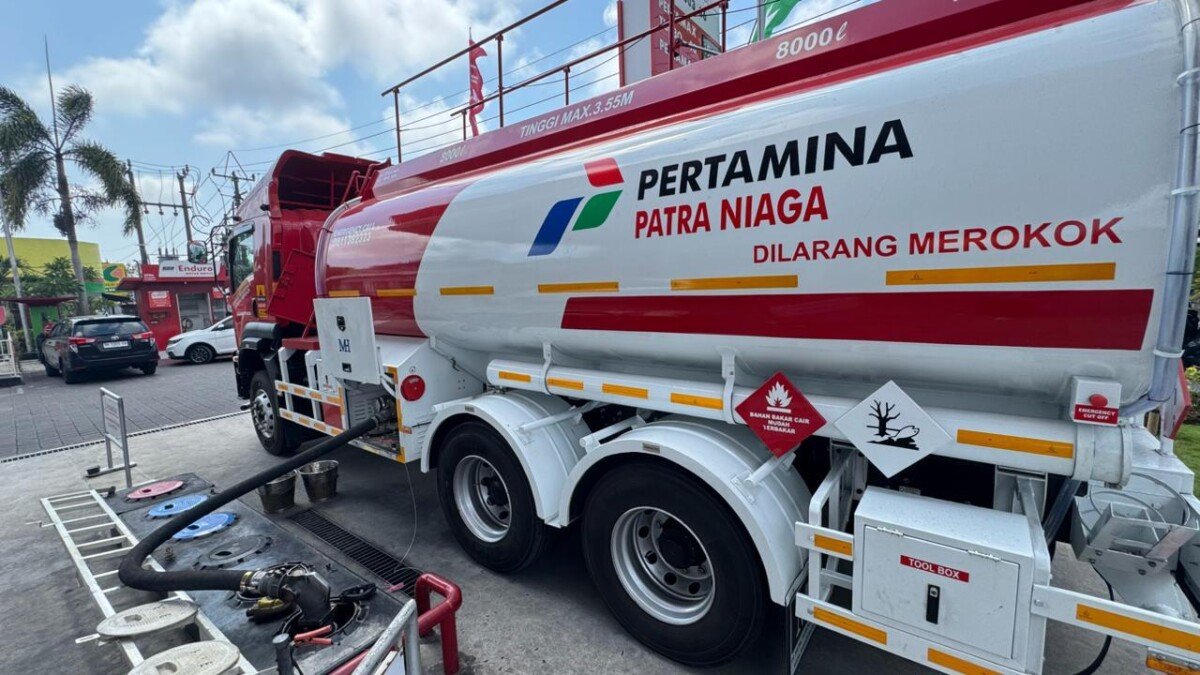 Pertamina Patra Niaga memperkuat pasokan Pertalite dan Pertamax di Bali melalui kedatangan kapal BBM serta penjadwalan distribusi bertahap pada 12, 14, dan 16 Oktober 2026 untuk memenuhi kebutuhan masyarakat. Pertamina Patra Niaga memperkuat pasokan Pertalite dan Pertamax di Bali melalui kedatangan kapal BBM serta penjadwalan distribusi bertahap pada 12, 14, dan 16 Oktober 2026 untuk memenuhi kebutuhan masyarakat.