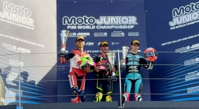 M. Kiandra Ramadhipa (kiri) meraih podium kedua pada race 2 putaran terakhir FIM Moto3 Junior World Championship 2026 di Misano World Circuit Marco Simoncelli, Italia, Minggu (18/10). M. Kiandra Ramadhipa (kiri) meraih podium kedua pada race 2 putaran terakhir FIM Moto3 Junior World Championship 2026 di Misano World Circuit Marco Simoncelli, Italia, Minggu (18/10).
