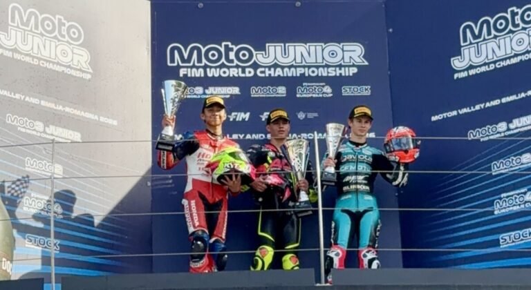M. Kiandra Ramadhipa (kiri) meraih podium kedua pada race 2 putaran terakhir FIM Moto3 Junior World Championship 2026 di Misano World Circuit Marco Simoncelli, Italia, Minggu (18/10).