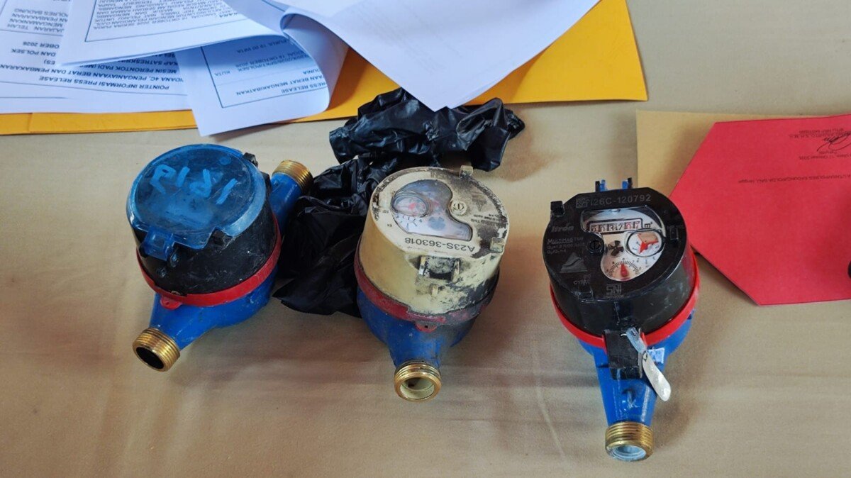 Polres Badung menangkap AR (34) yang diduga mencuri meteran air PDAM dengan menyamar sebagai pengemudi ojol, menyebabkan kerugian ratusan juta rupiah. Polres Badung menangkap AR (34) yang diduga mencuri meteran air PDAM dengan menyamar sebagai pengemudi ojol, menyebabkan kerugian ratusan juta rupiah.