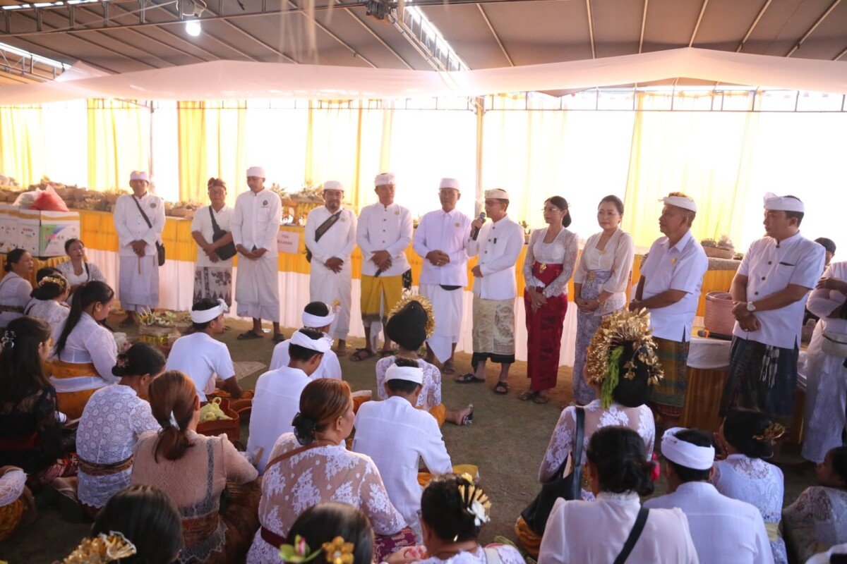 Bupati Klungkung I Made Satria menghadiri Upacara Manusa Yadnya Masal gratis di Alun-Alun Ida Dewa Agung Jambe sebagai bentuk dukungan terhadap pelestarian tradisi dan penguatan kebersamaan umat Hindu. Bupati Klungkung I Made Satria menghadiri Upacara Manusa Yadnya Masal gratis di Alun-Alun Ida Dewa Agung Jambe sebagai bentuk dukungan terhadap pelestarian tradisi dan penguatan kebersamaan umat Hindu.