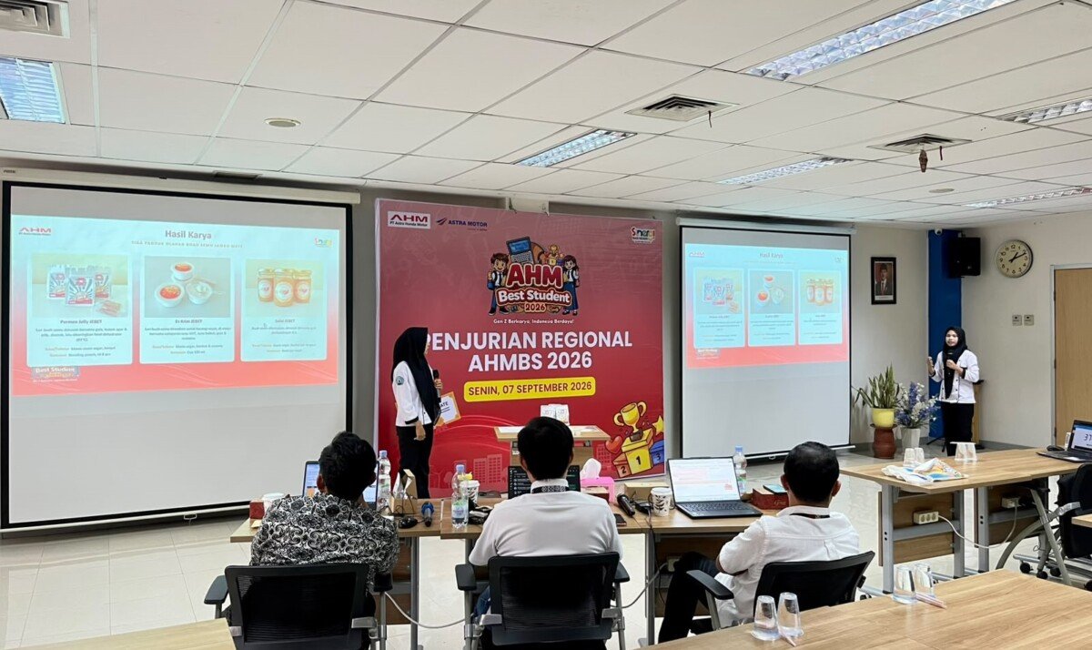 Salah satu peserta AHM Best Student 2026 asal Nusa Tenggara Barat sedang mempresentasikan hasil karyanya di hadapan dewan juri pada seleksi Regional AHMBS 2026, Senin (7/9/2026). Salah satu peserta AHM Best Student 2026 asal Nusa Tenggara Barat sedang mempresentasikan hasil karyanya di hadapan dewan juri pada seleksi Regional AHMBS 2026, Senin (7/9/2026).