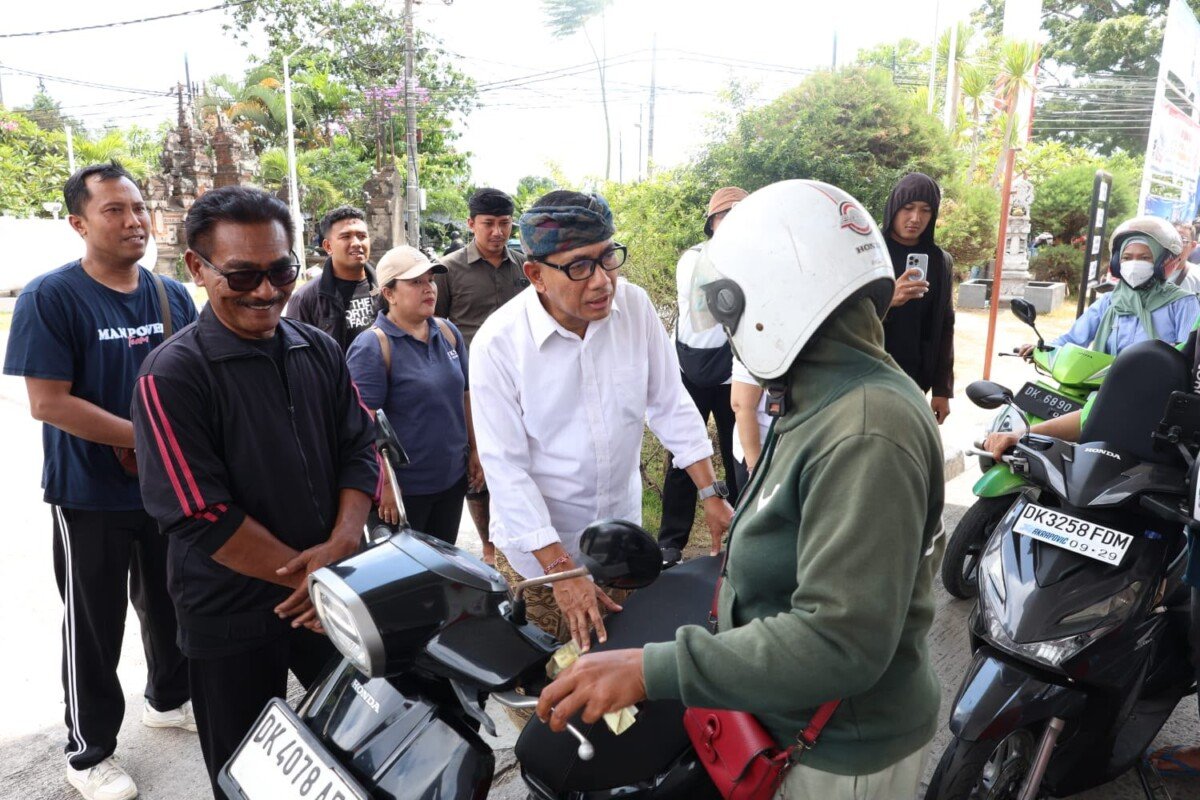 Sekda Kota Denpasar I Gusti Ngurah Eddy Mulya memimpin Gerakan Peduli Antrean BBM dengan membagikan nasi bungkus dan air mineral gratis serta menyiagakan layanan kesehatan bagi petugas SPBU yang kelelahan. Sekda Kota Denpasar I Gusti Ngurah Eddy Mulya memimpin Gerakan Peduli Antrean BBM dengan membagikan nasi bungkus dan air mineral gratis serta menyiagakan layanan kesehatan bagi petugas SPBU yang kelelahan.