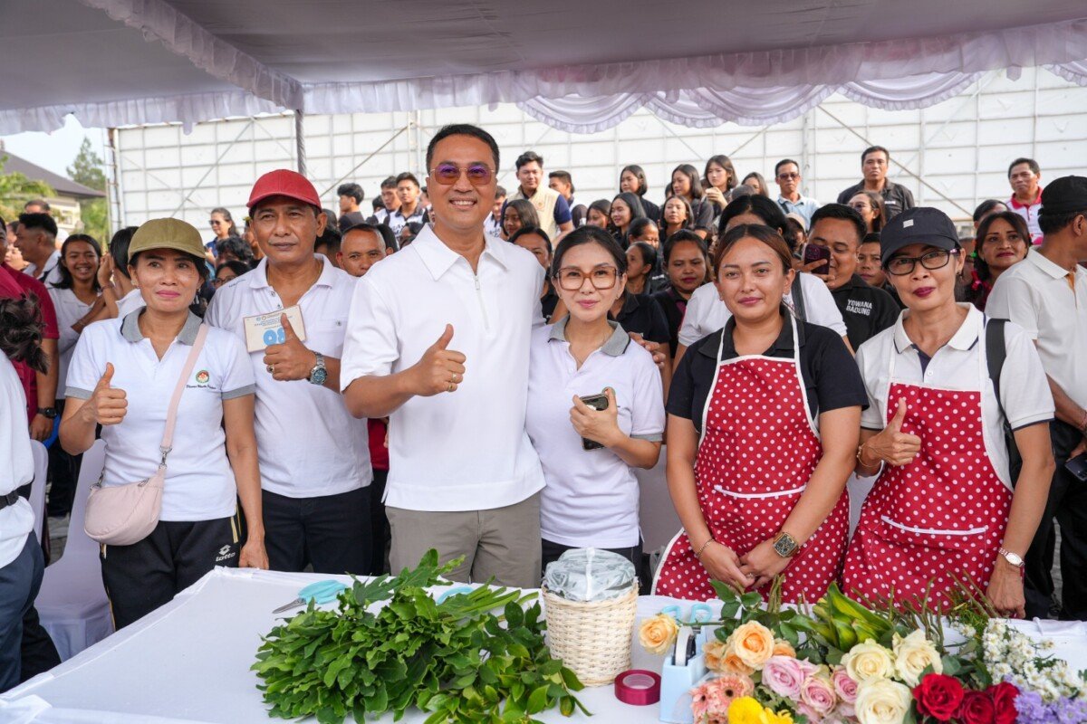 Sekda Surya Suamba saat menghadiri HUT Ke-27 DWP Badung di area parkir selatan Lapangan Mangupraja Mandala, Puspem Badung, Jumat (23/10). Sekda Surya Suamba saat menghadiri HUT Ke-27 DWP Badung di area parkir selatan Lapangan Mangupraja Mandala, Puspem Badung, Jumat (23/10).