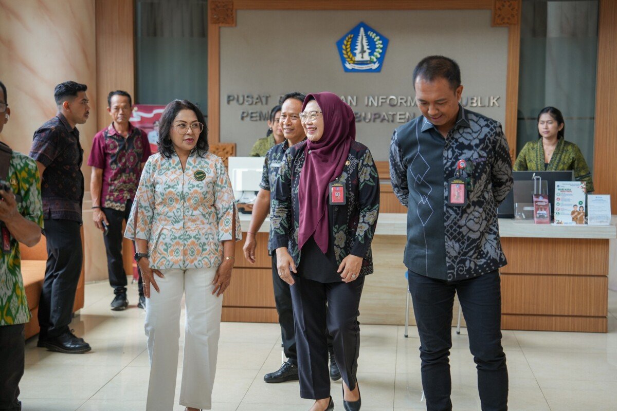 Bunda Literasi Digital Kabupaten Badung, Nyonya Rasniathi Adi Arnawa saat membuka pelatihan dan penguatan mental bagi petugas BCC di Kantor Diskominfo Badung, Selasa (6/10). Bunda Literasi Digital Kabupaten Badung, Nyonya Rasniathi Adi Arnawa saat membuka pelatihan dan penguatan mental bagi petugas BCC di Kantor Diskominfo Badung, Selasa (6/10).