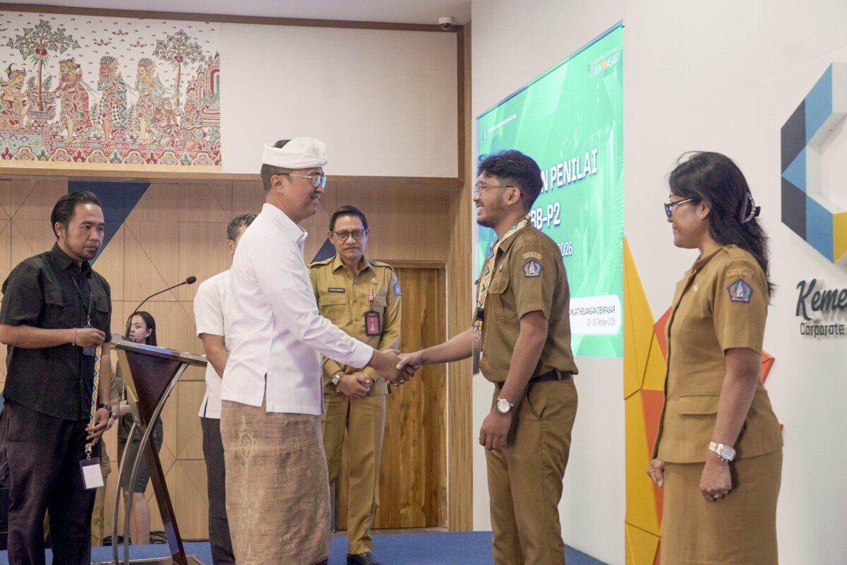 Sekda Surya Suamba membuka Pelatihan Penilaian Optimalisasi Pendapatan Daerah Sektor Pajak Bumi dan Bangunan Perdesaan dan Perkotaan (PBB-P2) Tahun Anggaran 2026 oleh di Ruang Hybrid Lantai III Gedung BDK Denpasar, Senin (26/10). Sekda Surya Suamba membuka Pelatihan Penilaian Optimalisasi Pendapatan Daerah Sektor Pajak Bumi dan Bangunan Perdesaan dan Perkotaan (PBB-P2) Tahun Anggaran 2026 oleh di Ruang Hybrid Lantai III Gedung BDK Denpasar, Senin (26/10).