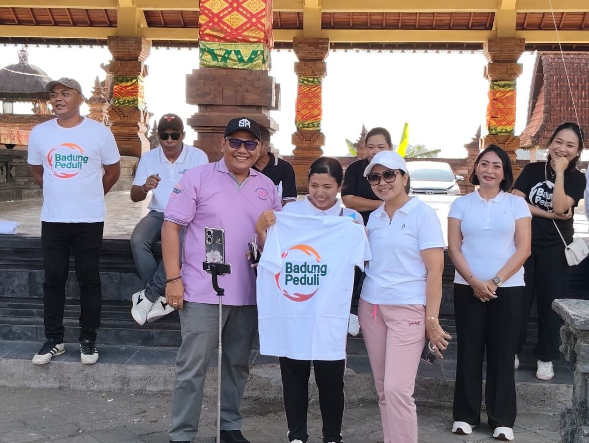 Ketua TP PKK Kabupaten Badung sekaligus Pembina Badung Peduli, Ny. Rasniathi Adi Arnawa saat mengikuti Kegiatan Ayo Sehat Bersama di Areal Wantilan Subak Blahkiuh, Desa Blahkiuh, Kecamatan Abiansemal, Jumat pagi (2/10).