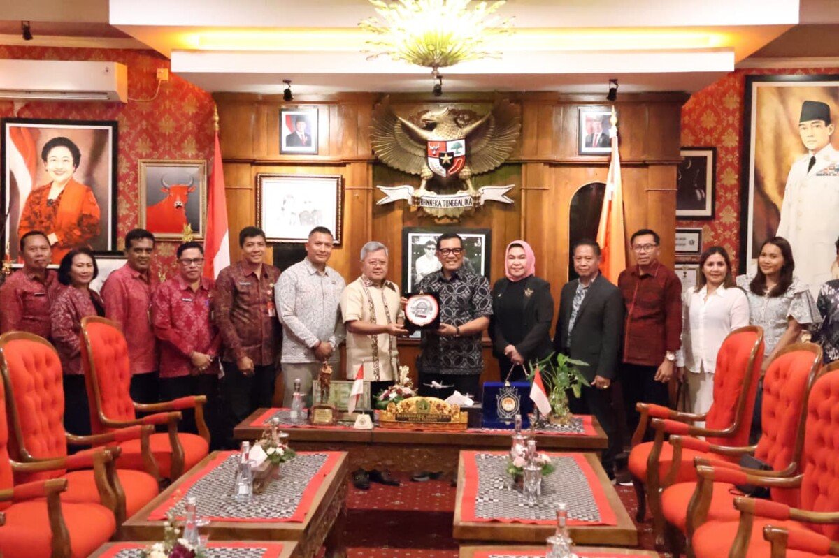 Bupati Tabanan I Komang Gede Sanjaya menerima Dubes RI untuk Yunani Bebeb Abdul Kurnia Nugraha Djundjunan guna menjajaki kerja sama sister city, pemasaran produk unggulan, dan peluang kerja di Yunani. Bupati Tabanan I Komang Gede Sanjaya menerima Dubes RI untuk Yunani Bebeb Abdul Kurnia Nugraha Djundjunan guna menjajaki kerja sama sister city, pemasaran produk unggulan, dan peluang kerja di Yunani.