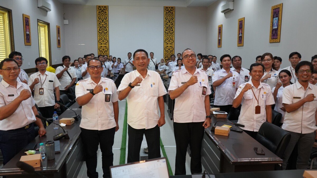 Kepala Dinas Kominfosanti Buleleng Made Suharta menekankan percepatan penyelesaian capaian kinerja dan administrasi hingga Triwulan III serta peningkatan kualitas layanan melalui penguatan Indeks Kepuasan Masyarakat (IKM). Kepala Dinas Kominfosanti Buleleng Made Suharta menekankan percepatan penyelesaian capaian kinerja dan administrasi hingga Triwulan III serta peningkatan kualitas layanan melalui penguatan Indeks Kepuasan Masyarakat (IKM).