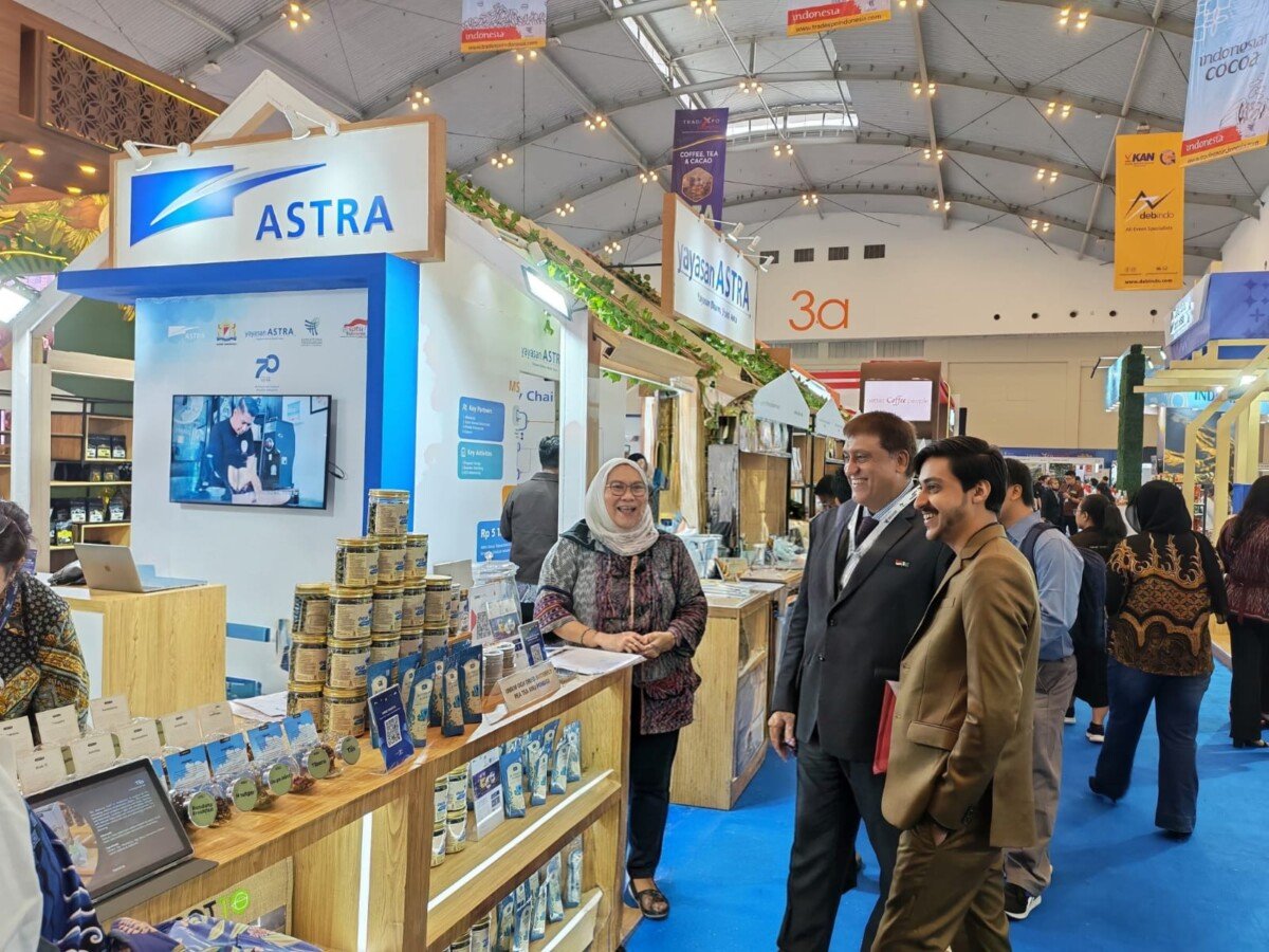 Chief of Corporate Affairs Astra Boy Kelana Soebroto (kedua kanan) menyimak penjelasan mengenai produk unggulan Desa Sejahtera Astra Bajawa, salah satunya kemiri, yang disampaikan oleh Fasilitator Desa Sejahtera Astra Bajawa Andika Mahardika (kedua kiri), didampingi Head of Media Relations Division Astra Ahmad Muhibbuddin (kiri) dan Head of Environment & Social Responsibility Astra Diah Suran Febrianti (kanan) dalam Trade Expo Indonesia 2026 (14/10). Chief of Corporate Affairs Astra Boy Kelana Soebroto (kedua kanan) menyimak penjelasan mengenai produk unggulan Desa Sejahtera Astra Bajawa, salah satunya kemiri, yang disampaikan oleh Fasilitator Desa Sejahtera Astra Bajawa Andika Mahardika (kedua kiri), didampingi Head of Media Relations Division Astra Ahmad Muhibbuddin (kiri) dan Head of Environment & Social Responsibility Astra Diah Suran Febrianti (kanan) dalam Trade Expo Indonesia 2026 (14/10).