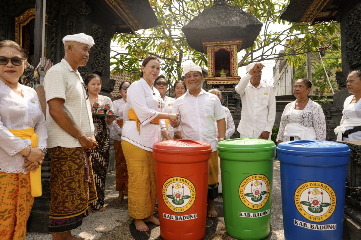 WHDI Badung Tebar Kepedulian di Pura Sada Kuta, Bagikan 10 Paket Sembako dan Tanam 10 Pohon WHDI Badung Tebar Kepedulian di Pura Sada Kuta, Bagikan 10 Paket Sembako dan Tanam 10 Pohon