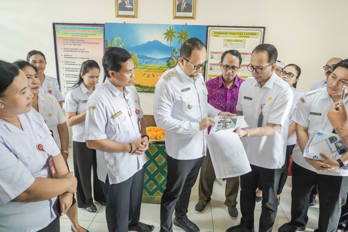 Wabup Bagus Alit Sucipta meninjau hasil Program Revitalisasi Satuan Pendidikan dan pemanfaatan Papan Interaktif Digital di SD No. 3 Abiansemal, Rabu (14/10). Wabup Bagus Alit Sucipta meninjau hasil Program Revitalisasi Satuan Pendidikan dan pemanfaatan Papan Interaktif Digital di SD No. 3 Abiansemal, Rabu (14/10).