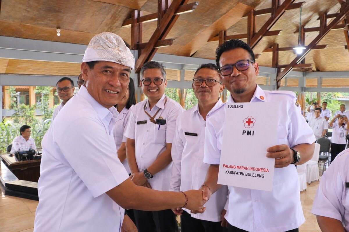 Wabup Supriatna Lantik 9 Pengurus PMI Kecamatan Wabup Supriatna Lantik 9 Pengurus PMI Kecamatan, Pelayanan Kemanusiaan Buleleng Diperkuat