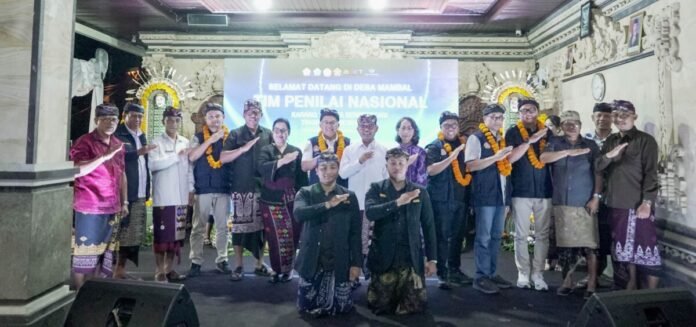 Asisten Bidang Pemerintahan dan Kesejahteraan Rakyat Kabupaten Badung, Luh Suryaniti saat mendampingi kunjungan Tim Penilai Pusat di Banjar Undagi, Desa Mambal, Selasa (13/10).