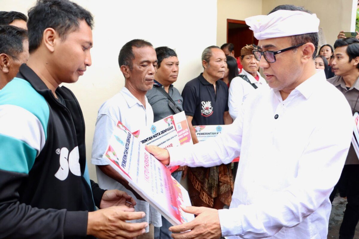 Wali Kota Denpasar, I Gusti Ngurah Jaya Negara saat menyerahkan bantuan perbaikan Rumah Layak Huni (RLH), sebanyak 22 unit yang di pusatkan di satu kediaman warga penerima di Jalan Tukad Balian, Sabtu (24/10).