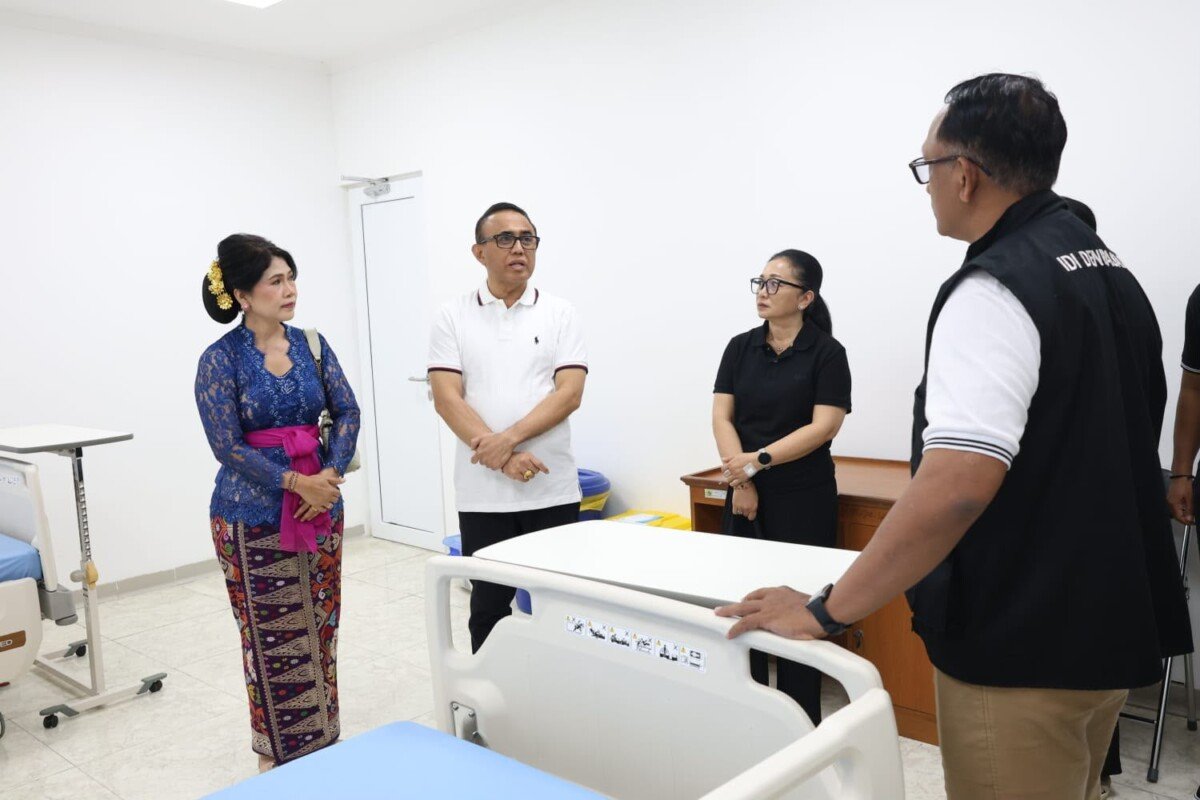 Wali Kota Denpasar, I Gusti Ngurah Jaya Negara, bersama Ketua TP PKK Kota Denpasar, Ny. Sagung Antari Jaya Negara, meninjau langsung kesiapan sarana, prasarana, dan pelayanan di Puskesmas III Dinas Kesehatan Kecamatan Denpasar Barat, Minggu (4/10). Wali Kota Denpasar, I Gusti Ngurah Jaya Negara, bersama Ketua TP PKK Kota Denpasar, Ny. Sagung Antari Jaya Negara, meninjau langsung kesiapan sarana, prasarana, dan pelayanan di Puskesmas III Dinas Kesehatan Kecamatan Denpasar Barat, Minggu (4/10).
