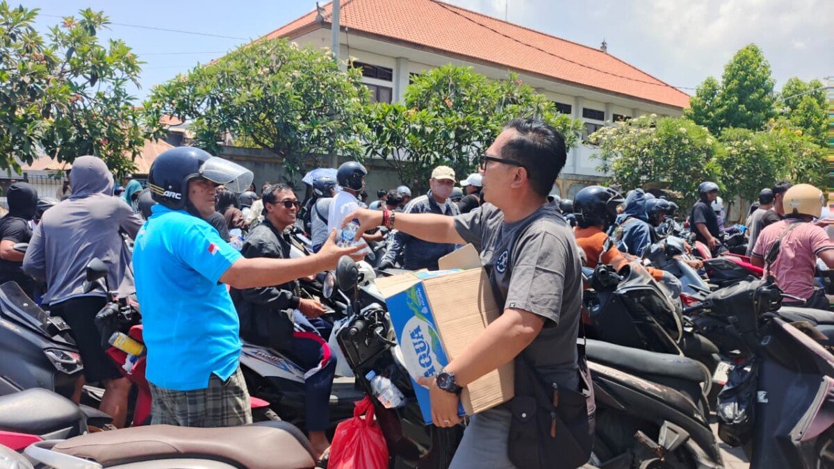 Warga Antre BBM Berjam-jam, Pemkab Buleleng Turun Bagikan Ratusan Dus Air Mineral Warga Antre BBM Berjam-jam, Pemkab Buleleng Turun Bagikan Ratusan Dus Air Mineral