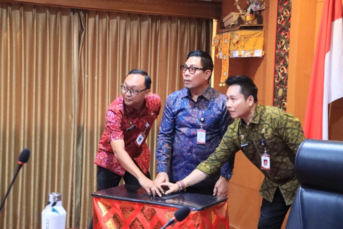 Wakil Walikota Denpasar, I Kadek Agus Arya Wibawa didampingi Kepala Bapenda Kota Denpasar, I Nyoman Denny Widya dalam pelaksanaan penetapan Nomor Objek Pajak (NOP) PBB-P2 penerima penghargaan (reward) Tahun 2026 yang berlangsung di ruang pertemuan Kantor Badan Pendapatan Daerah (Bapenda) Kota Denpasar, Selasa (27/10). Wakil Walikota Denpasar, I Kadek Agus Arya Wibawa didampingi Kepala Bapenda Kota Denpasar, I Nyoman Denny Widya dalam pelaksanaan penetapan Nomor Objek Pajak (NOP) PBB-P2 penerima penghargaan (reward) Tahun 2026 yang berlangsung di ruang pertemuan Kantor Badan Pendapatan Daerah (Bapenda) Kota Denpasar, Selasa (27/10).