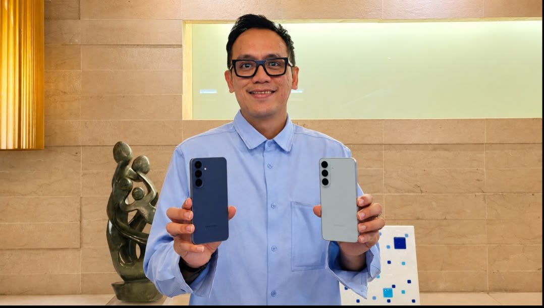 Ilham Indrawan, MX Product Marketing Senior Manager Samsung Electronics Indonesia, menunjukkan Samsung Galaxy S26 FE dalam warna Blueberry dan Pistachio, yang memadukan kemampuan kamera flagship dan 47 fitur Galaxy AI untuk menghadirkan pengalaman Galaxy S yang lebih lengkap. Ilham Indrawan, MX Product Marketing Senior Manager Samsung Electronics Indonesia, menunjukkan Samsung Galaxy S26 FE dalam warna Blueberry dan Pistachio, yang memadukan kemampuan kamera flagship dan 47 fitur Galaxy AI untuk menghadirkan pengalaman Galaxy S yang lebih lengkap.
