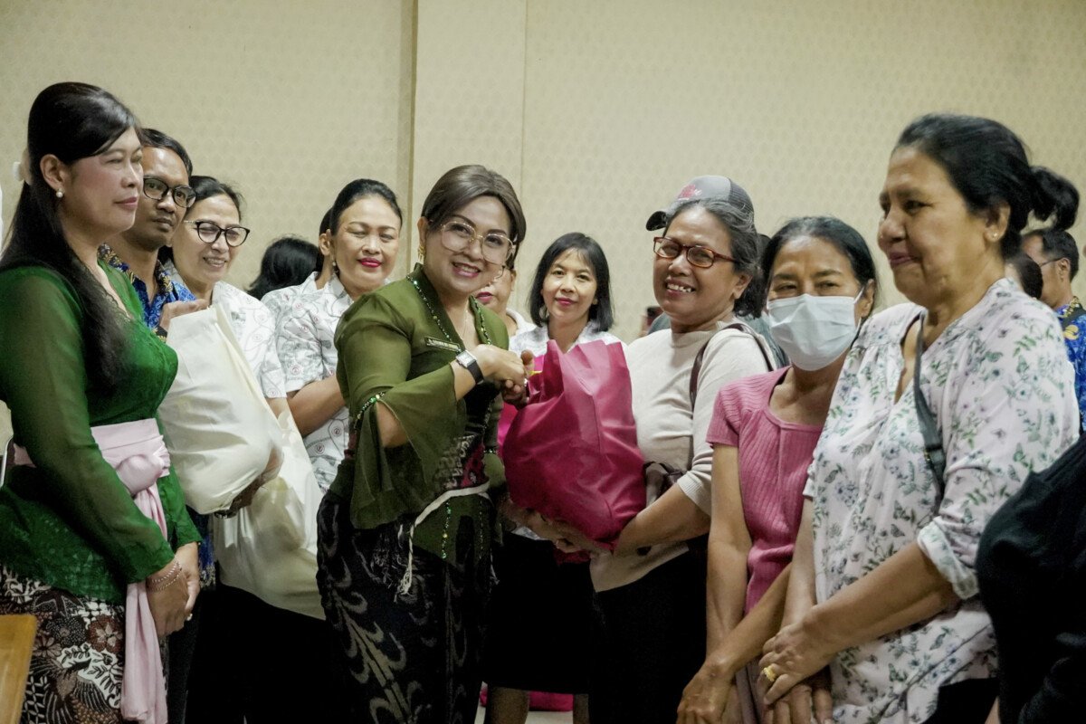 Ketua YKI Kabupaten Badung, Nyonya Rasniathi Adi Arnawa, saat Pemberian Makanan Tambahan (PMT) di Kecamatan Kuta Utara, Kamis (1/10). Ketua YKI Kabupaten Badung, Nyonya Rasniathi Adi Arnawa, saat Pemberian Makanan Tambahan (PMT) di Kecamatan Kuta Utara, Kamis (1/10).